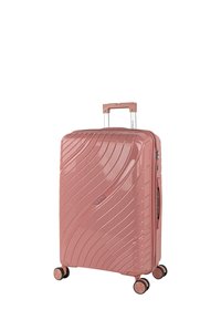 Maleta rígida en color rosa metálico, con un patrón de olas, asa retráctil y cuatro ruedas negras para facilitar la movilidad.