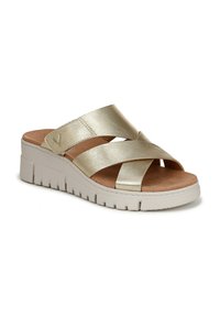 Sandal in metallo dorato con cinturini incrociati, soletta strutturata e suola bianca spessa con scanalature per una maggiore aderenza.