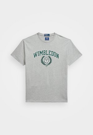 T-shirt de algodão cinza com mangas curtas, apresentando um logótipo verde "Wimbledon" e um gráfico de louro centrado na frente.
