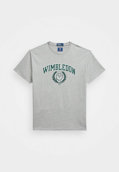Pelēks kokvilnas T-krekls ar īsām piedurknēm, ar zaļu "Wimbledon" logo un lauru grafiku centrā uz priekšpuses.