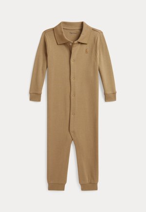 Langærmet beige babyheldragt med krave og trykknapper foran, med lille broderet logo på brystet.