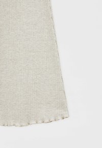 Tissu gris clair côtelé, texture douce, doté d'un ourlet festonné. Le tissu présente un motif subtil avec des lignes verticales sur toute la surface.