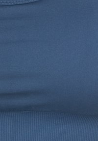 ONLY Play ONPDAISY BRA CURVY - Sutiã desportivo de suporte ligeiro - bijou blue