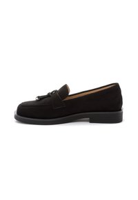 Zwarte suède loafers met een ronde neus, eenvoudige leren banddetail en een lage rubberen zool. Gladde textuur met een klassiek ontwerp.