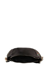 Sac en cuir noir avec une fermeture éclair, ornements en clous sur le bord et une doublure intérieure, portant un petit emblème du drapeau italien.