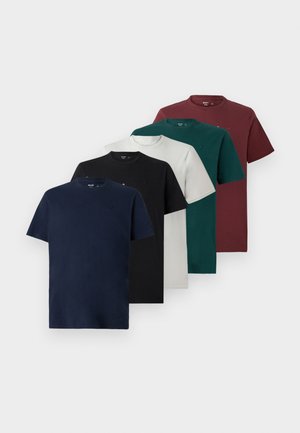 Cinco T-shirts lisos de gola redonda nas cores azul marinho, preto, branco, verde escuro e roxo, dispostos em um layout sobreposto e escalonado.
