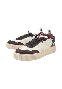 Sneakers con una toma in pelle crema, dettagli in suede marrone, lacci neri, suola beige testurizzata e dettaglio del tallone a motivo camouflage.
