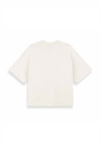 Camiseta de manga corta color crema con cuello redondo y un corte relajado. La tela parece suave sin patrones o acentos visibles.