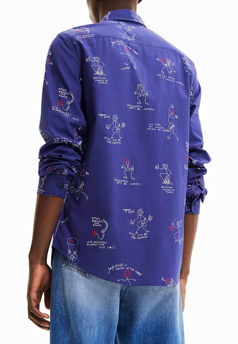 Violettes Hemd mit verspielten weißen und roten Skizzen sowie Text. Lange Ärmel, Knopfmanschetten und eine lockere Passform. Der Stoff wirkt glatt und leicht.
