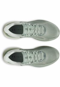 Jasnozielone buty sportowe z siateczkową cholewką, zaokrąglonym noskiem i elastyczną podeszwą. Cechy obejmują zapięcie na sznurowadła oraz subtelną markę.