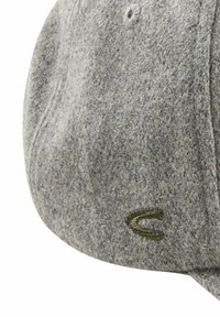 Grå, filthat med rund krone, seks-panel design og et grønt broderet logo på siden. Tekstureret materiale med stikningsdetaljer.