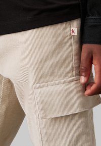 Calvin Klein Jeans Pantaloni cargo - pelican