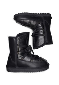 Mustad mustad tekstuuri ja sünteetilisest materjalist, millel on nöörimise disain, metallaktsenti ja paks, robustne tald.