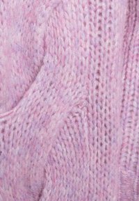 Tessuto maglione di colore lilla chiaro con una texture morbida e pelosa. Presenta un motivo a maglia spessa e grossa, che aggiunge profondità e calore al materiale.