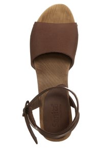 Sandale en cuir marron avec semelle en bois, large bride avant et bride à la cheville avec fermeture à boucle, vue de dessus.