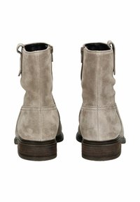Graue Wildleder-Stiefeletten mit einem leicht schlaffen Design, abgerundetem Zehenbereich und einem niedrigen, gestapelten Absatz; ausgestattet mit einem seitlichen Reißverschluss und einer Zuglasche hinten.