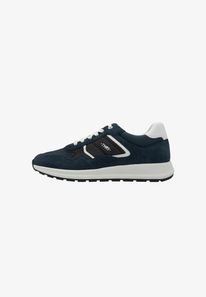 Marineblauwe en zwarte sneaker met witte veters, witte hielstrook en logo aan de zijkant, op een witte zool met zwart profiel.