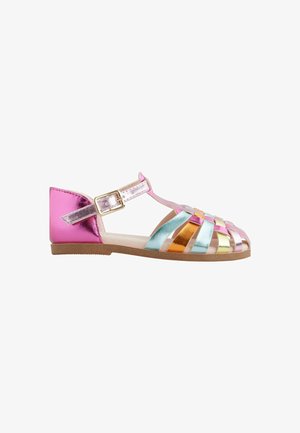 Bunt gefärbte metallische Sandalen mit pinken Akzenten, die ein geflochtenes Design, einen Knöchelriemen mit einer Schnalle und eine flache braune Sohle aufweisen.