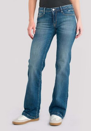 TRÈS ÉVASÉ - Flared Jeans - bleu
