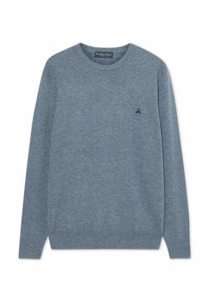 Grau-blauer Strickpullover mit rundem Halsausschnitt, langen Ärmeln und einem kleinen gestickten Logo auf der linken Brust. Glatte Textur.