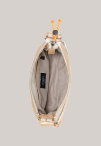 Pochette beige con zip e accenti arancioni, esterno in tessuto testurizzato e interno foderato con etichetta del marchio e scomparti aggiuntivi.