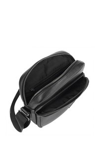 Borsa a tracolla in pelle nera con due scomparti aperti con cerniera e tracolla regolabile, mostrata su sfondo bianco.