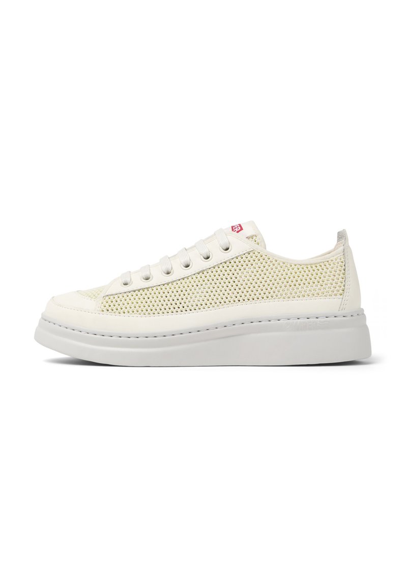 Sneaker bianca con lati in rete, suola in gomma bianca e lacci. Presenta cuciture sottili e un dettaglio con il logo vicino al tallone.