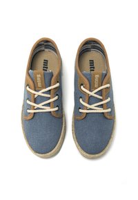 Zapatos de lona azules con suela de goma, acentos en color beige y cordones en color beige. Diseño de punta redonda, superficie texturizada y logotipo en la lengüeta.