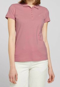 Kurzärmeliges Poloshirt in weichem Rosaton mit Kragen, Knopfleiste und einem dezenten Logo auf der Brust. Material aus Baumwollmischung.