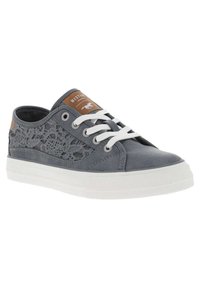 Sneaker grigio con lato in tessuto a motivo lacci, suola in gomma bianca e accento in pelle marrone sulla linguetta; presenta lacci e occhielli bianchi.