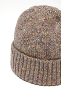 Gorro de lana de punto en colores multicolores, con un puño acanalado y una textura suave en la parte superior. Los colores predominantes incluyen beige, azul y naranja.