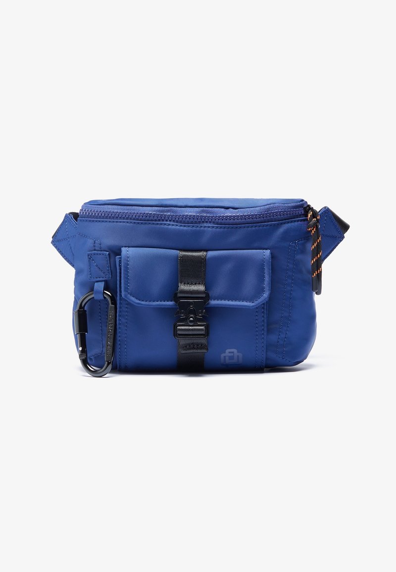 Sac banane bleu compact avec poche avant à rabat sécurisée par une boucle noire et mousqueton noir fixé sur le côté gauche.