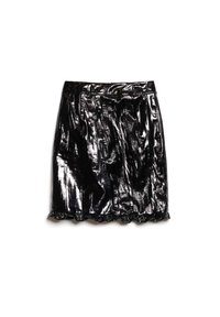 Črna, sijoča mini krila iz bleščečega materiala; ima ruffled rob in naborko obliko za dodatno teksturo in detajle.