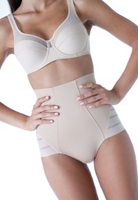 Sostegno beige con coppe strutturate e dettagli in rete, abbinato a culotte modellanti a vita alta con tessuto morbido e dettagli a strisce trasparenti.