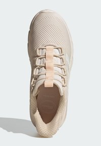 Zapatilla deportiva beige claro con parte superior texturizada, ajuste amplio, cordones elásticos y plantilla Cloudfoam. Diseño minimalista con branding sutil.
