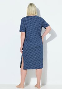 Vestito blu navy al ginocchio con maniche corte, caratterizzato da un pattern a righe verticali, uno spacco laterale e un tessuto morbido e testurizzato.