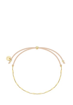 Auksinės spalvos apyrankė su tekstūruota grandine, reguliuojama šviesiai rožinė virvutė ir apvalus metalinis užsegimas, užtikrinantis saugų uždarymą.