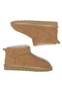 Beige Wildleder-Stiefeletten mit weichem Innenfutter, runder Zehenform, niedrigem Gummisohle und Rückzieh-Schlaufe für einfaches Anziehen.