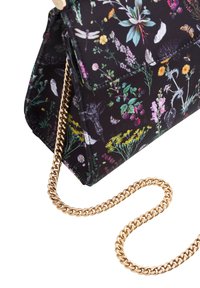 Crna torba s colorful cvjetnim i insekata uzorcima, koja ima zlatni lanac za nošenje i zatvaranje na preklop.