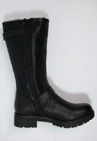 Bota negra hasta la rodilla hecha de cuero sintético con un acabado suave. Cuenta con una cremallera lateral, una correa alrededor del tobillo y una suela gruesa.