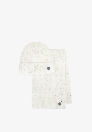 Conjunto de gorro de punto y bufanda en material suave de color crema con motas multicolores. Presenta textura acanalada y parche con el logo en ambas piezas.