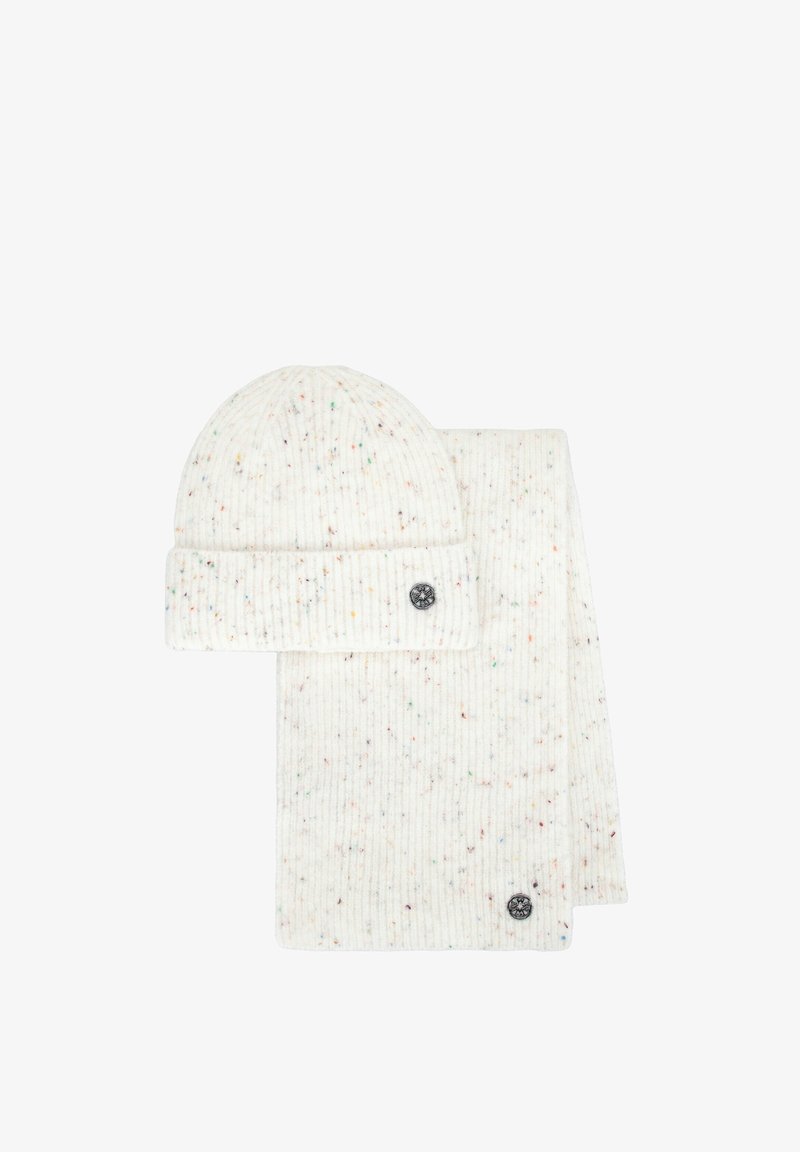 Zestaw czapka i szalik z miękkiego, kremowego materiału z kolorowymi drobinkami. Posiadają prążkowaną teksturę i naszywkę z logo na obu elementach.