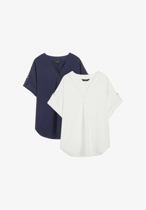 Zwei kurzärmelige Blusen, eine in Marineblau und eine in Weiß, mit V-Ausschnitten und mit Knopfleisten zum Aufrollen der Ärmel, auf weißem Hintergrund dargestellt.