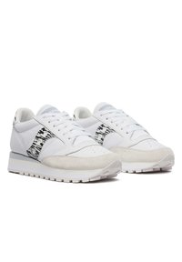 Scarpe sportive bianche con punta in suede grigio testurizzato e pannello laterale a stampa. Presentano lacci bianchi e una suola spessa bianca.