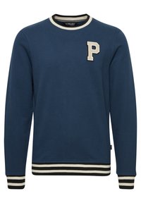 Navy sweatshirt met een ronde hals, voorzien van een zwart-wit gestreepte geribbelde kraag en manchetten, en een crèmekleurige letter "P" op de borst.
