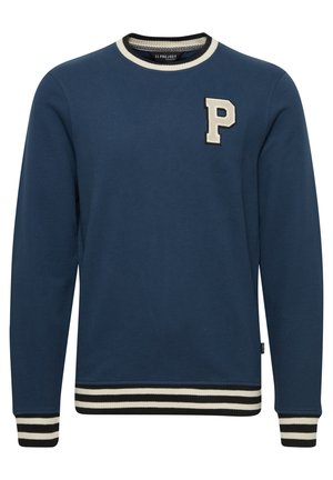 Mornarska dukserica s okruglim izrezom, koja ima rebrasti ovratnik i rukave u bijeloj i crnoj prugici, te kremasto-bijelo slovo "P" na prsima.