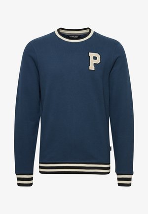 Mornarska dukserica s okruglim izrezom, koja ima rebrasti ovratnik i rukave u bijeloj i crnoj prugici, te kremasto-bijelo slovo "P" na prsima.