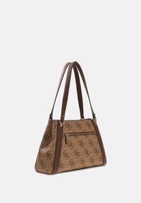 Borsa marrone con motivo a fantasia e forma strutturata, dotata di due manici lunghi e una tasca frontale con zip. Realizzata in materiale sintetico con dettagli in pelle.