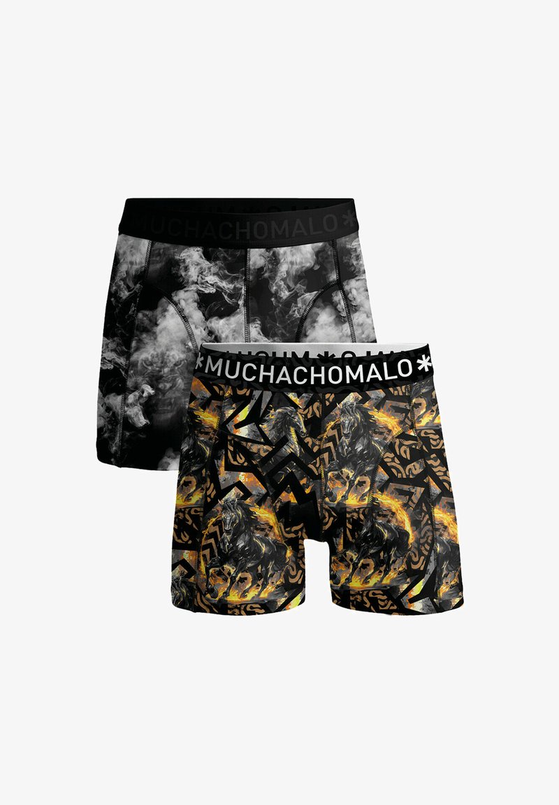 Juodos ir raštuotos bokseriai su juodu diržu, ant kurio yra "MUCHACHO MALO" logotipas. Vieni iš jų turi dūmų dizainą, kiti demonstruoja arklių motyvą.