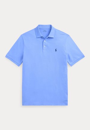 Svetlomodrá polokošeľa s krátkym rukávom, golierom, dvoma bielymi gombíkmi a malým tmavým vyšívaným logom na ľavej hrudi.